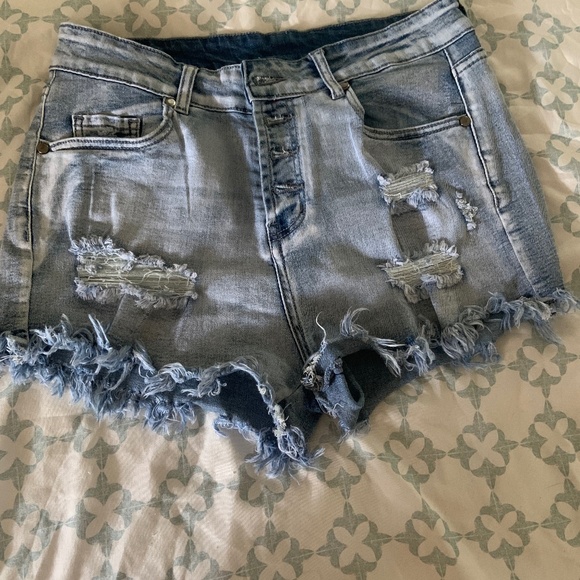 Distressed jean shorts - Picture 1 of 2